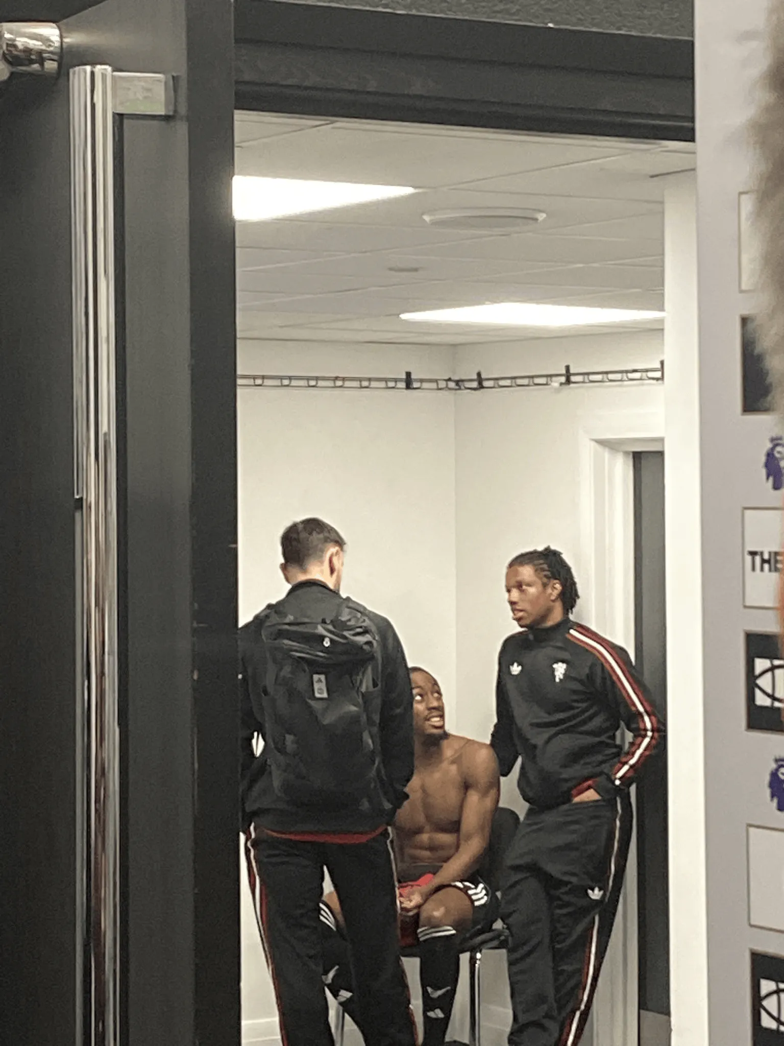 开云登录入口-老队友重聚，埃兰加赛后与B费、马拉西亚交谈了5分钟